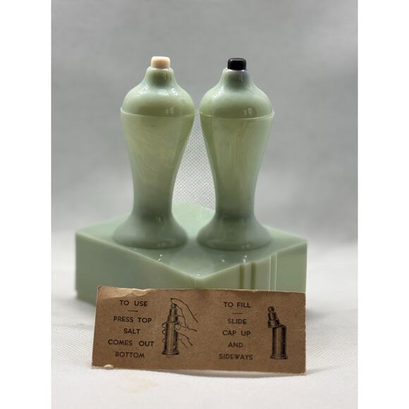 Vintage Carvanite Salt & Pepper Shaker Set in Jadeite Green — Mid-Century Modern - Picture 5 of 8